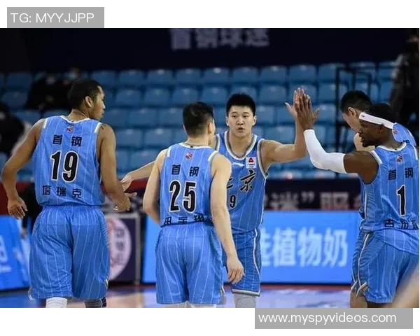 南京篮球队团队协作引发热议球迷对战术配合与球员默契的不同看法