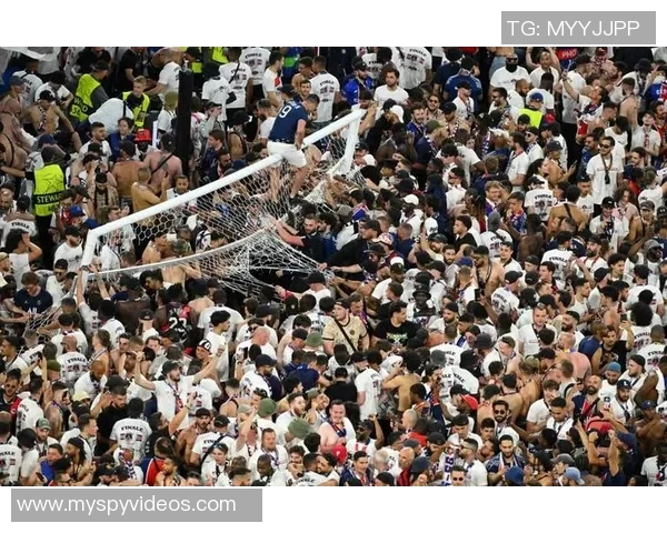 欧冠门票系统崩溃数万球迷排队长达12小时争抢梦寐以求的入场券