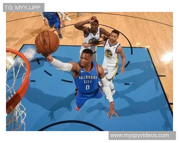 雷霆与勇士对决分析:战术较量与球员表现的全面评估